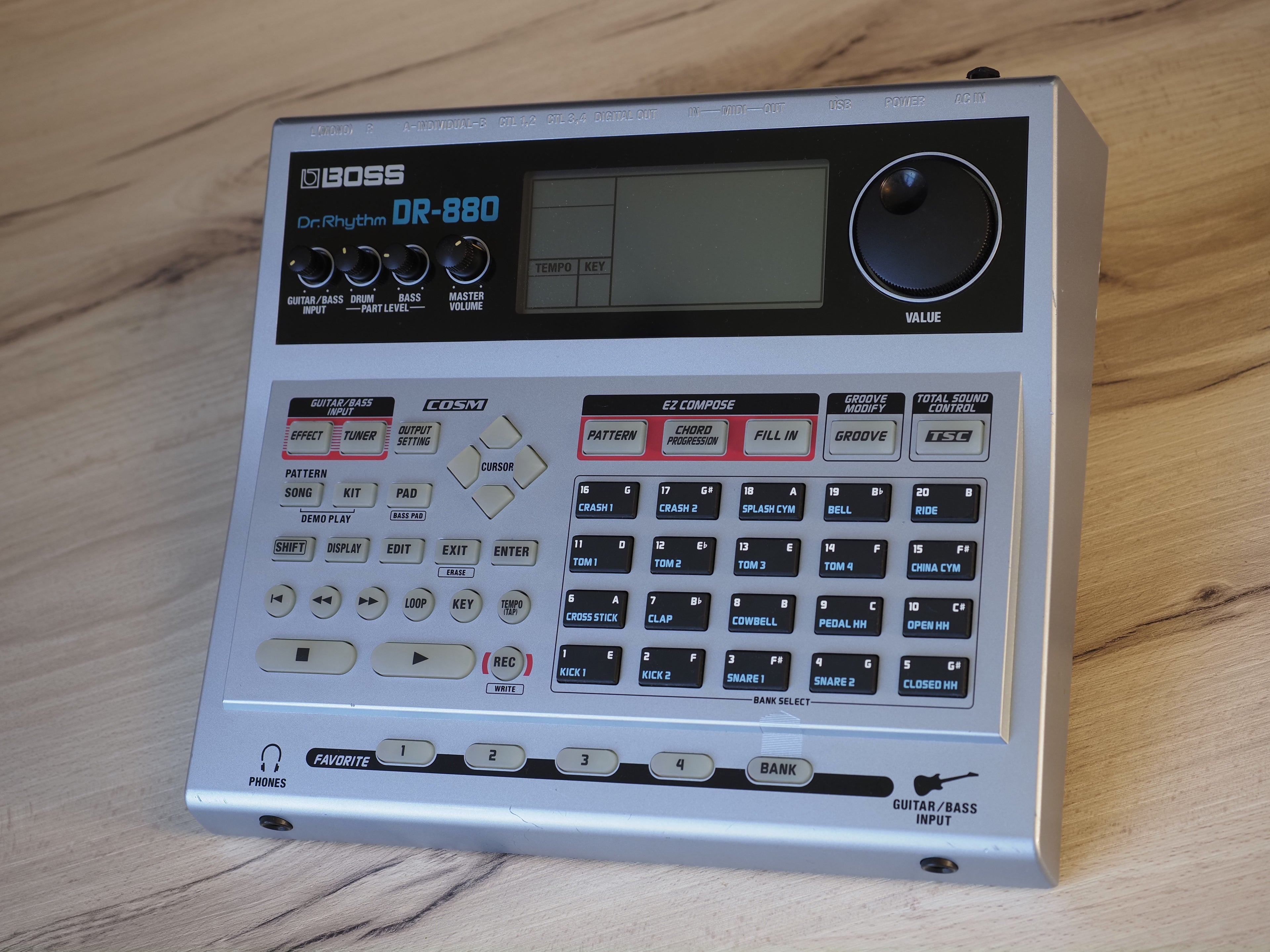 Boss DR-880