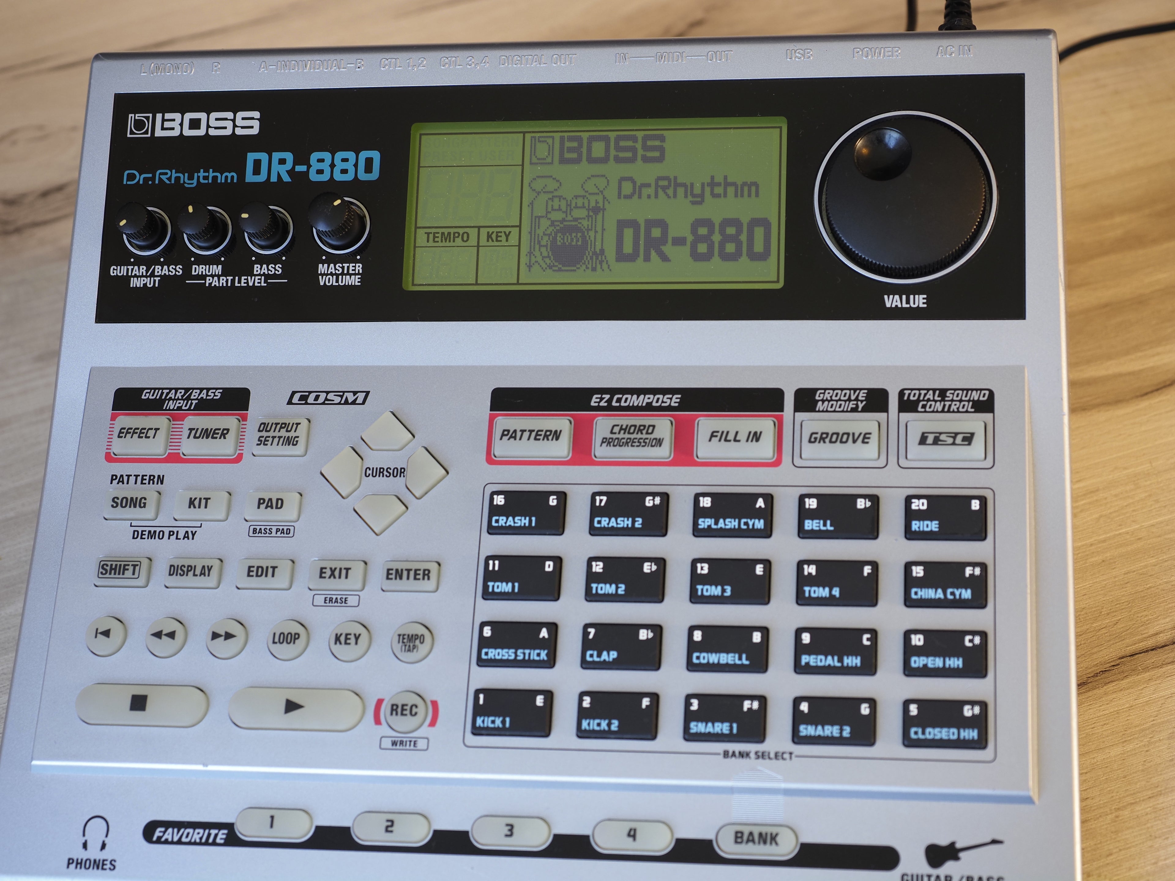 Boss DR-880