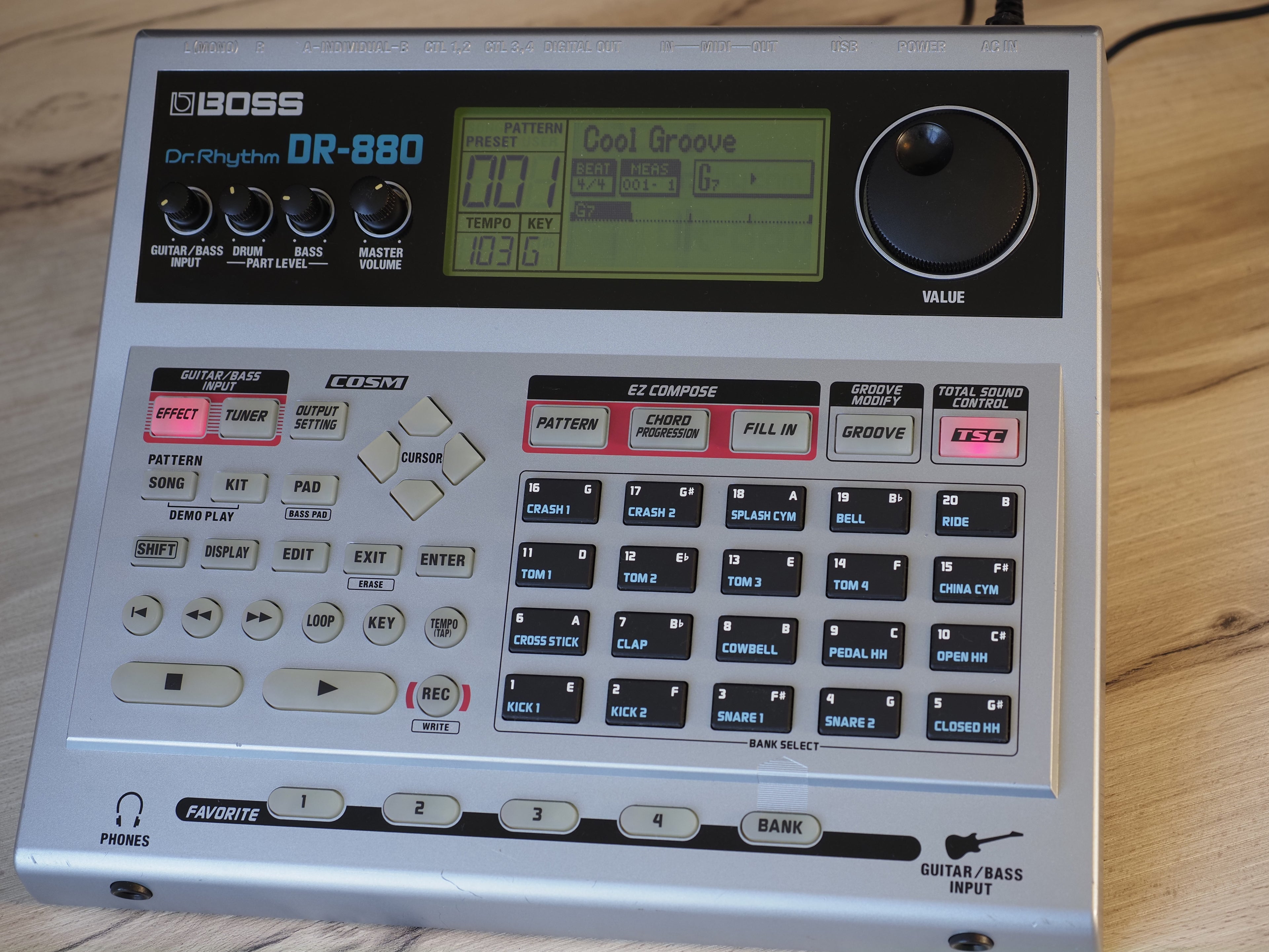Boss DR-880