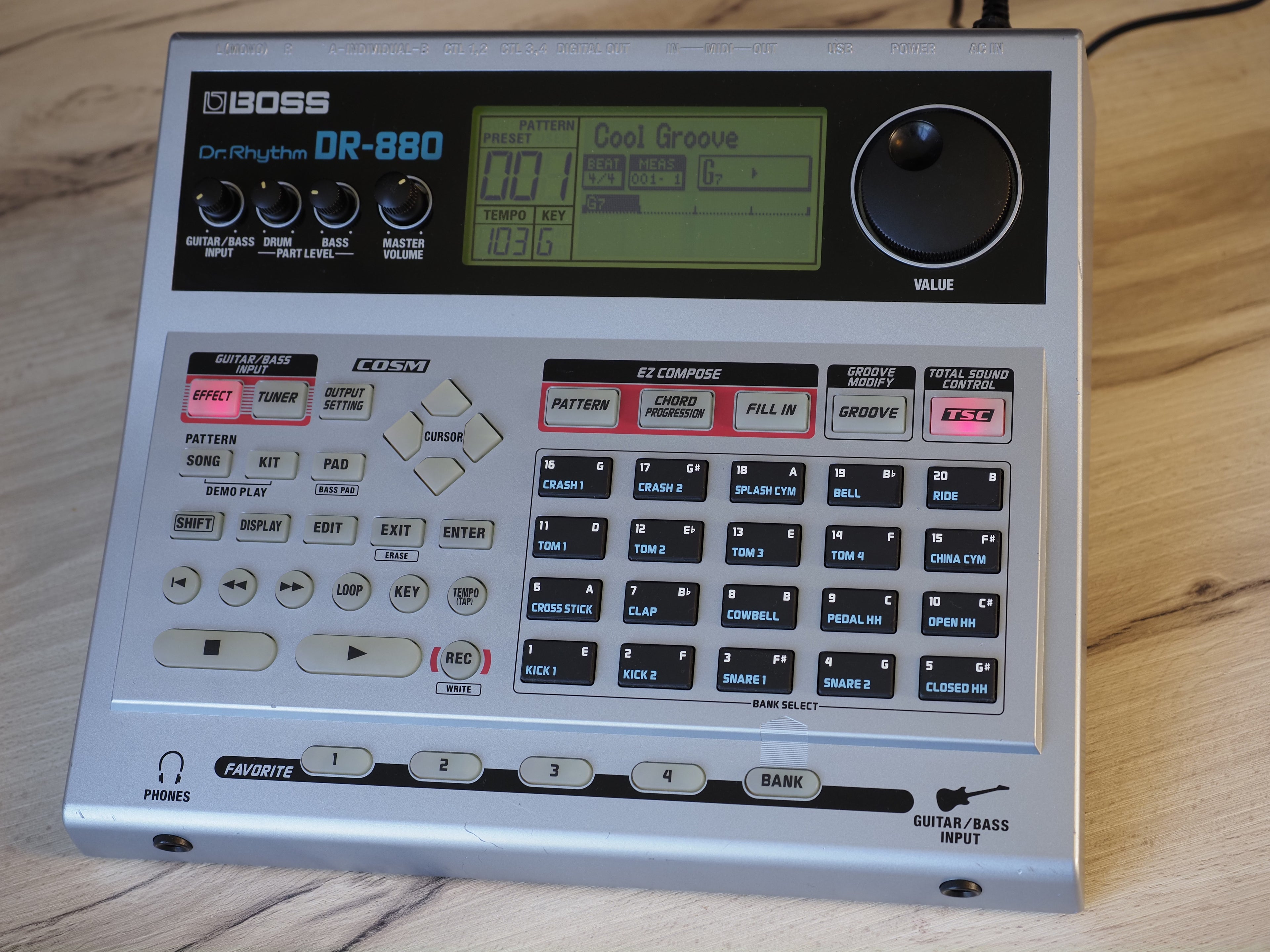 Boss DR-880